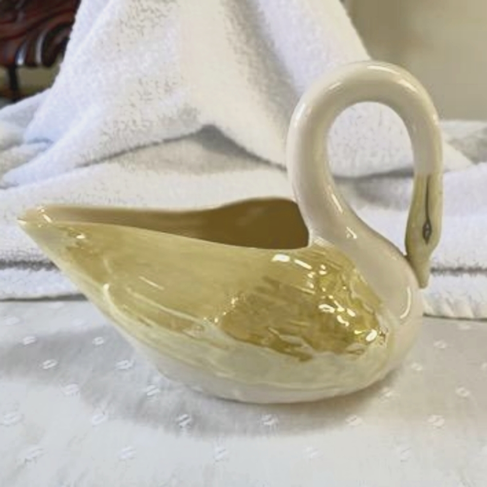 BELEEK Porcelain Swan ☆ Beautiful Piece w/ Makers Mark ☆